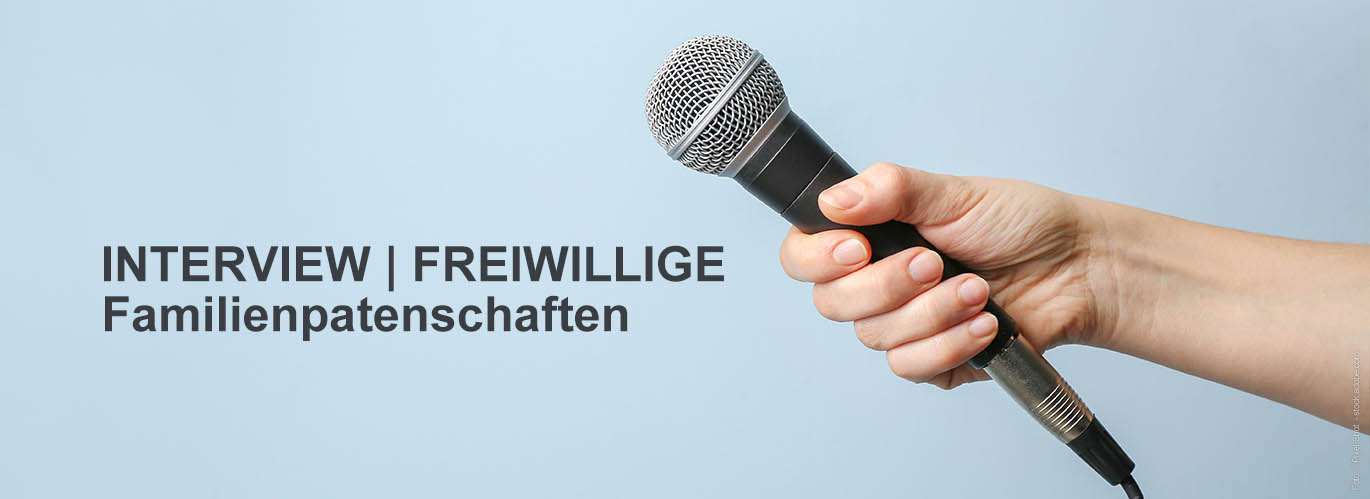 Eine Hand hält ein Mikrofon. Auf dem Hintergrund steht folgender Text: Interview Freiwillige, Familienpatenschaften