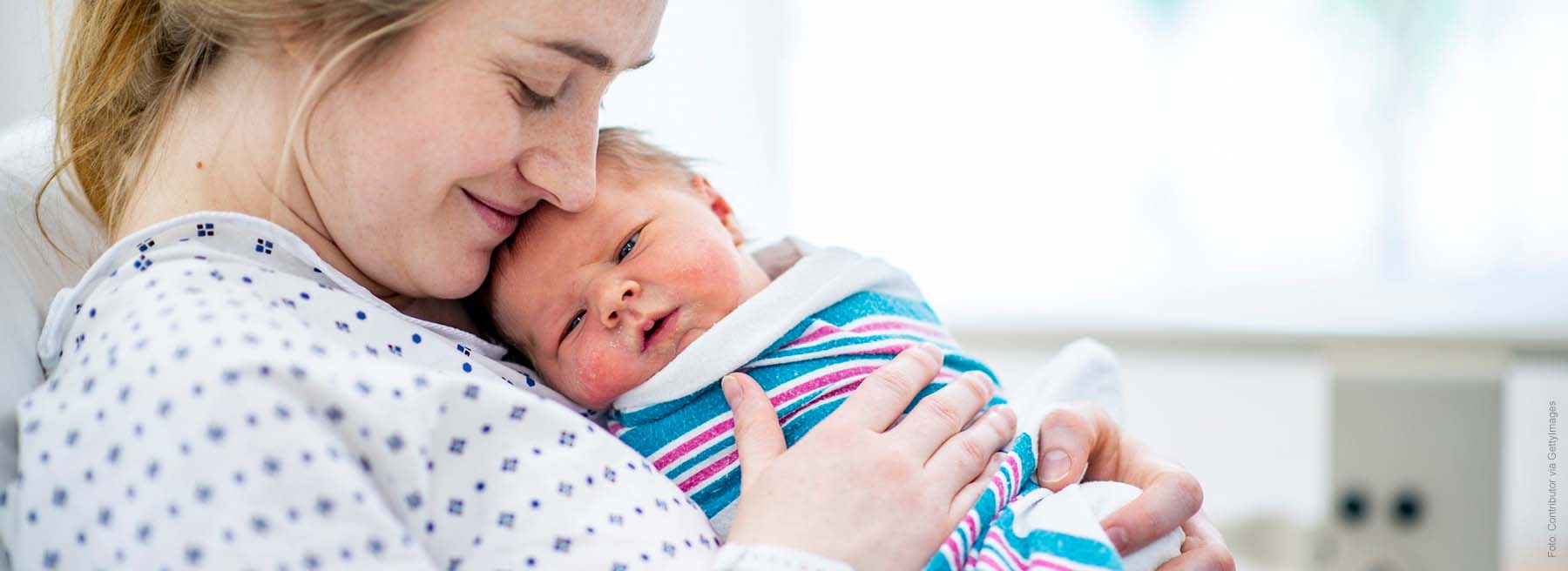 Immer mehr Geburtskliniken haben einen Lotsendienst Mutter mit einem Neugeborenen auf dem Arm