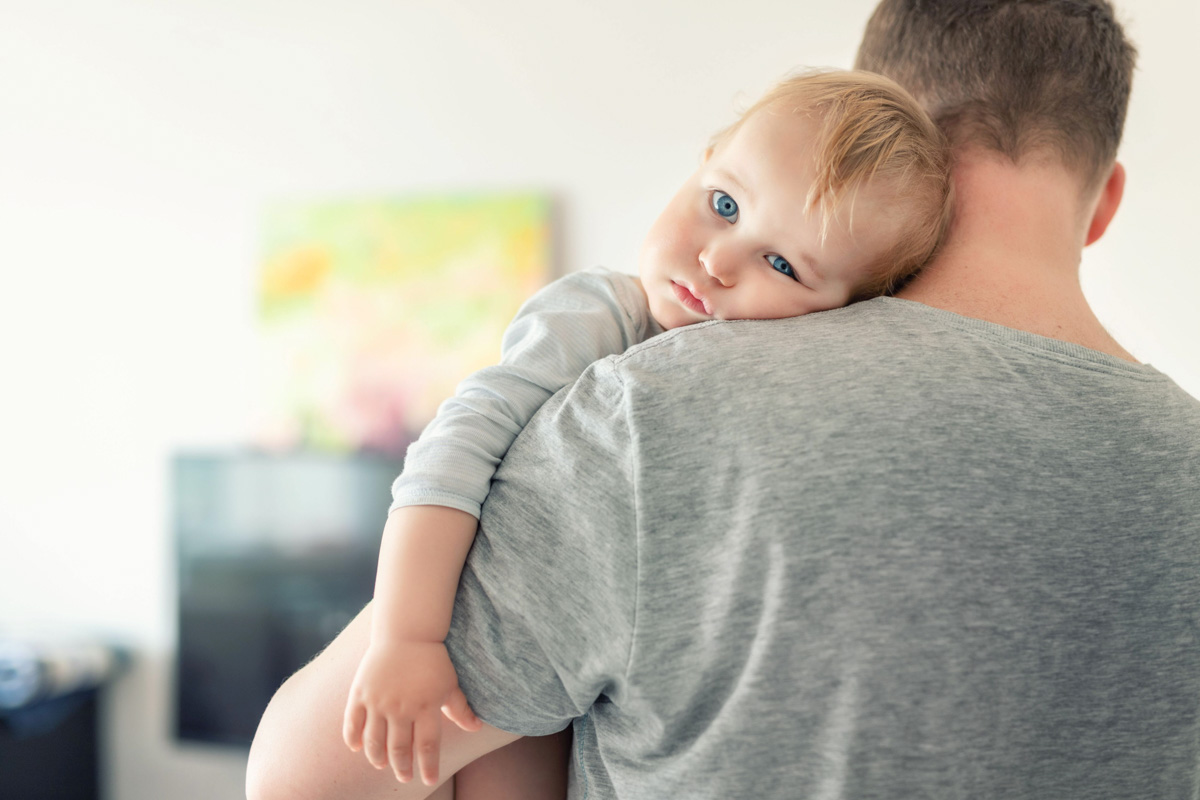 Tipps rund um den Familienalltag Vater trägt Kleinkind