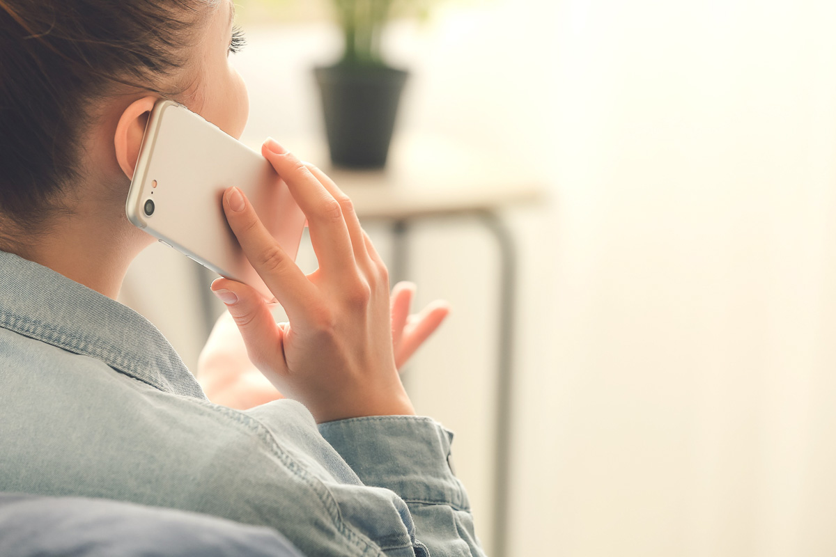 Telefon- und Online-Beratungen für Eltern Frau telefoniert mit Handy
