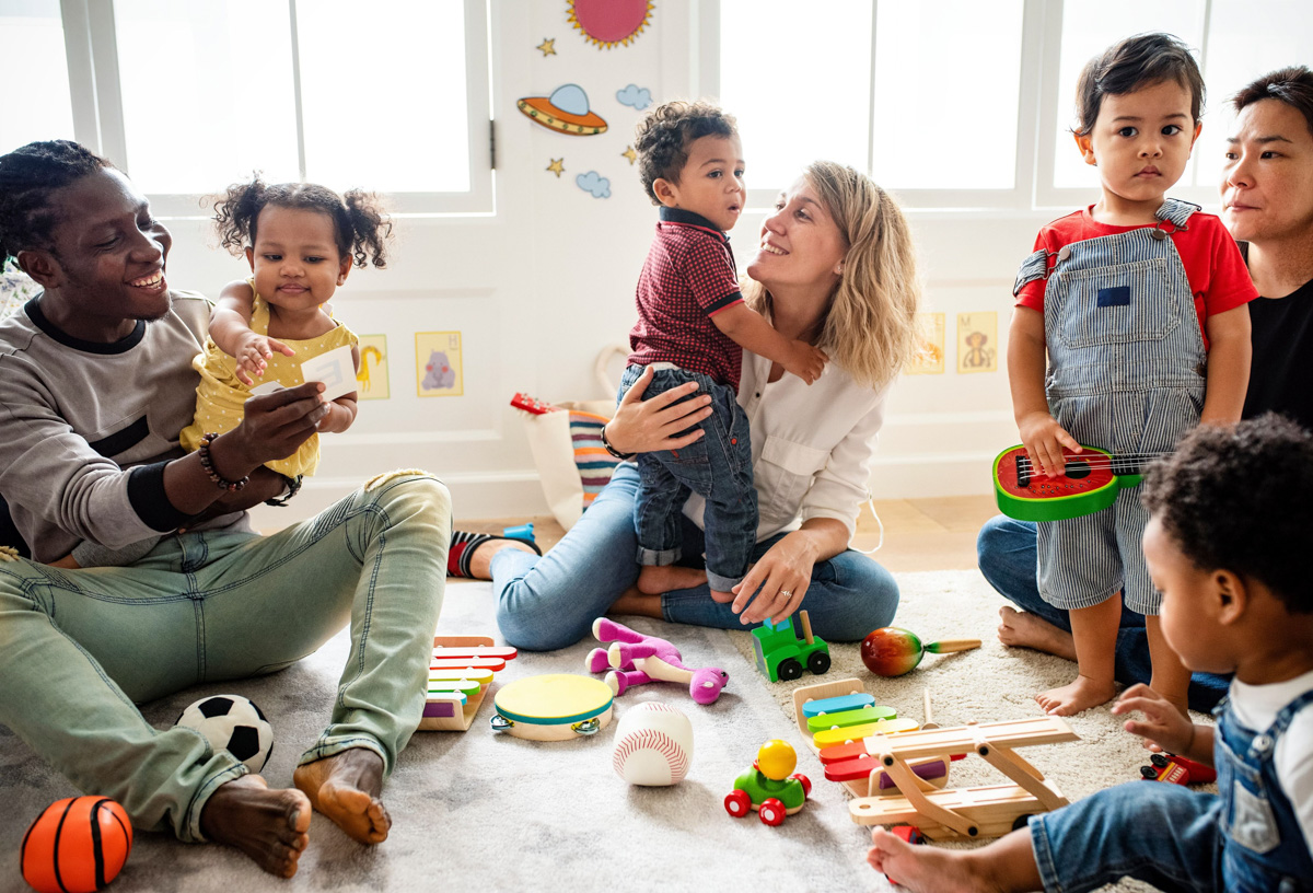 Eltern-Kind-Gruppe: Gemeinsam spielen und sich mit anderen Eltern austauschen Kleinkinder spielen im Beisein ihrer Eltern in einer Spielgruppe