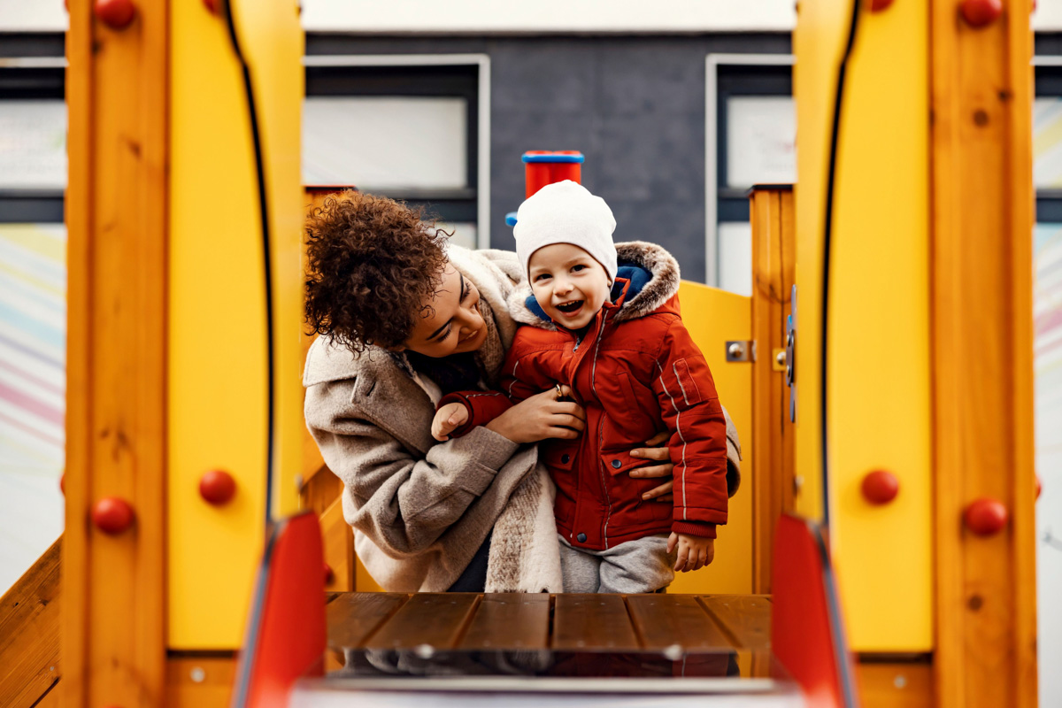 Freiwillige leisten einen wertvollen Beitrag in den Frühen Hilfen Mutter mit Kind auf dem Spielplatz
