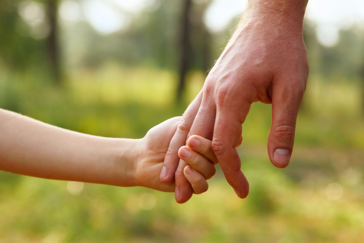 Erziehungsberatungen stärken Familien Kinderhand hält die Hand eines Erwachsenen