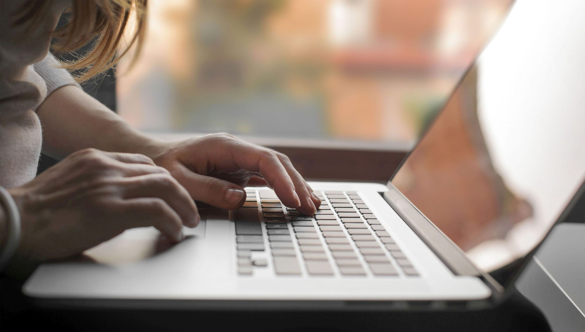 Telefon- und Online-Beratungen für Eltern Hände an Laptoptastatur