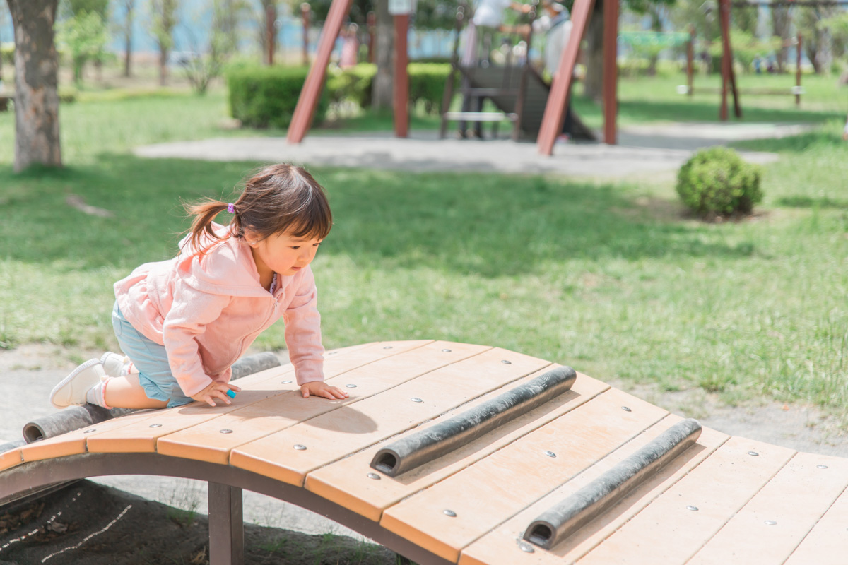 Ein Kind spielt auf einem Spielplatz 