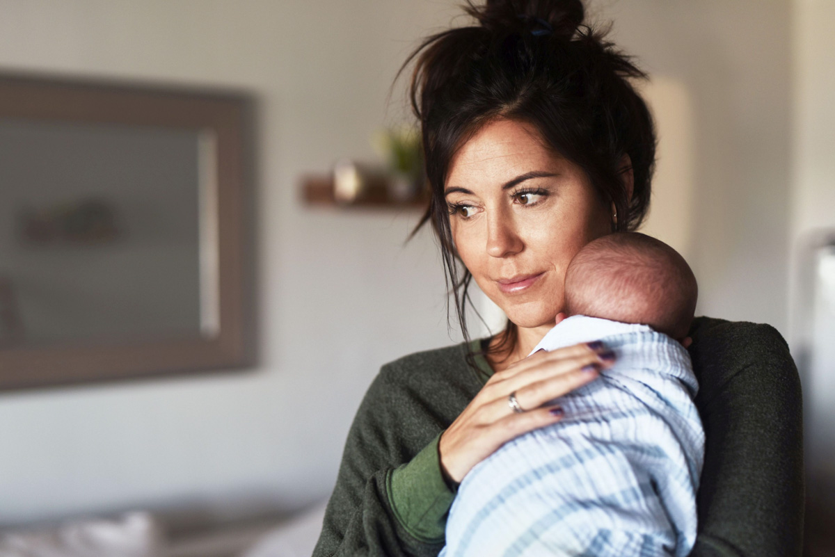 Willkommensbesuch zu Hause Junge Mutter hält ihr Baby