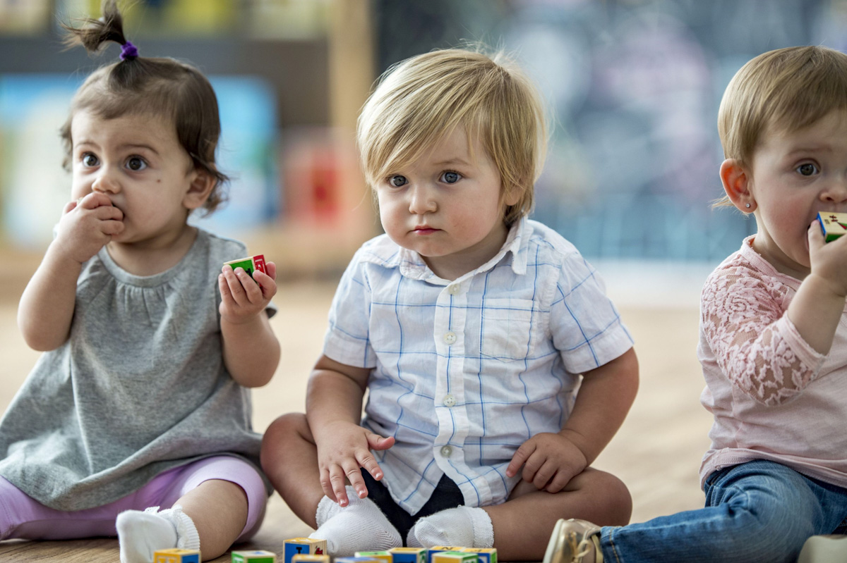 Auch Kinder haben Freude an offenen Treffs Kleinkinder spielen mit Bauklötzen
