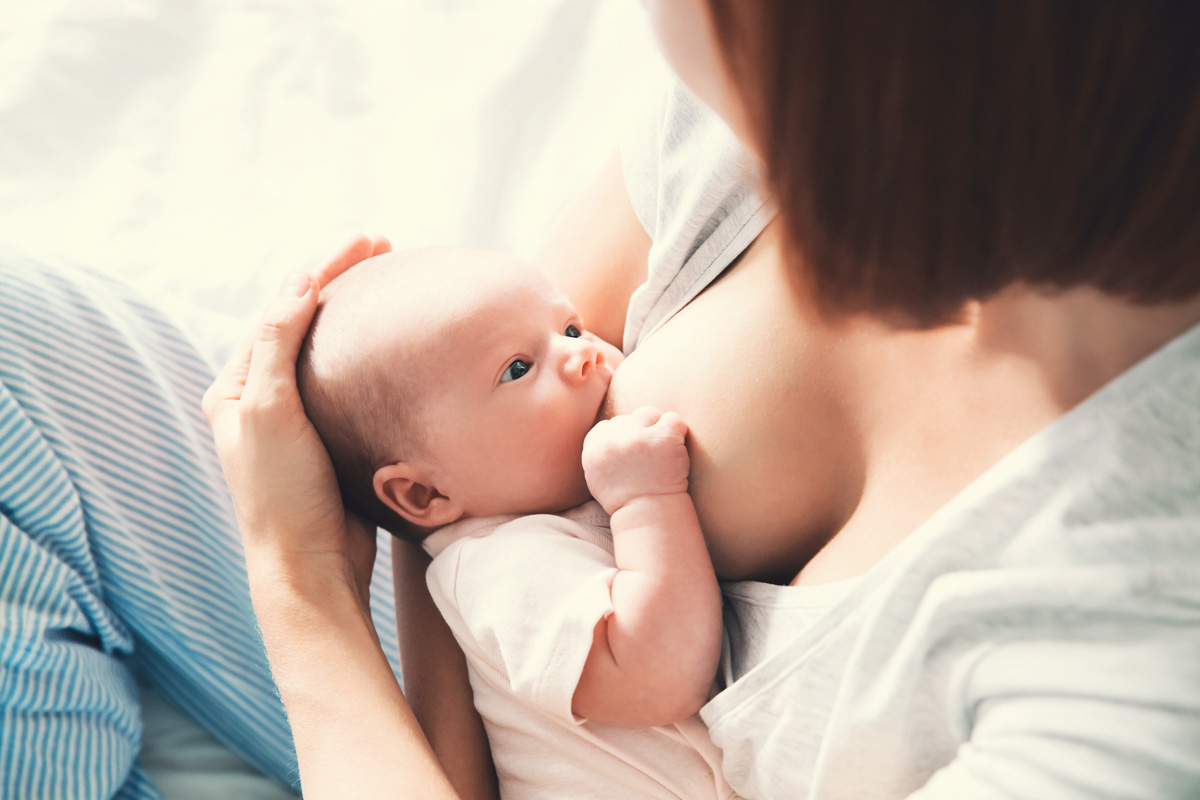 Quiz: Wissenswertes rund um das Stillen Mutter stillt Baby