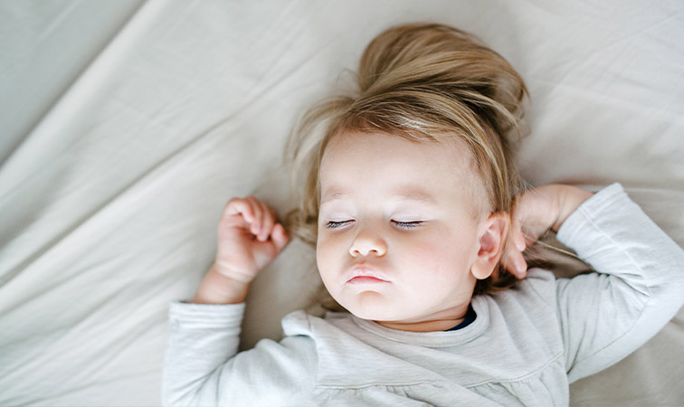 Ein Baby schläft auf dem Rücken