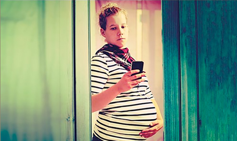 Schwangere Frau mit Handy