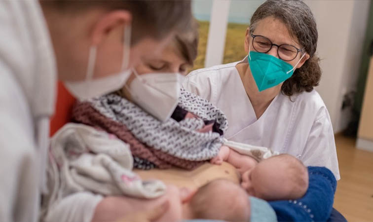 Still-Expertin Olivia Engel zusammen mit Eltern in der Still- und Familienberatung „Stillraum“ im Hamburger Marienkrankenhaus.