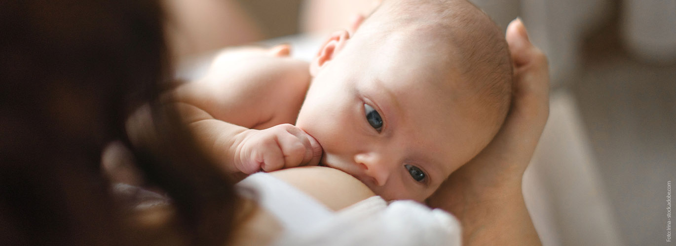 Passt Stillen zu mir und meinem Baby? Eine Mutter stillt ihr Neugeborenes
