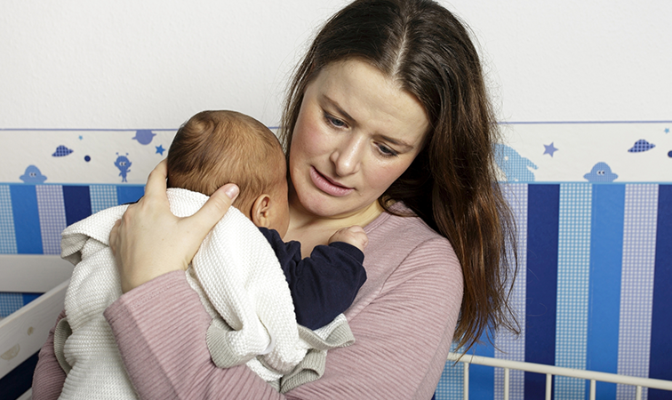 Mutter mit Baby auf dem Arm